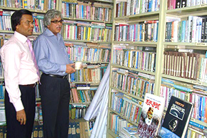 President of BGMEA, Mr. Anwar-ul Alam Chowdhury, with Dr. M Helal in the Campus Library (2009)