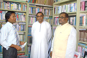 President of Bangladesh Workers Party, Mr. Rashed Khan Menon and President of Standing Committee of Parliament on Land Ministry, Mr. A K M Mozammel Haque, with Dr. M Helal in the Campus Library (2009)