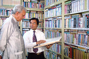 Advisor to Prime Minister Prof. Dr. Gowher Rizvi with Dr. M Helal in the Campus                       Library (2010)