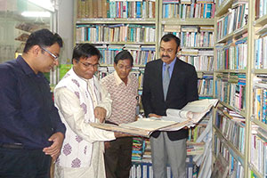 Chairman of Bangladesh Telecommunication Regulatory Commission (BTRC), Dr. Shahjahan Mahmood with Dr. M Helal in the Campus Library (2016)