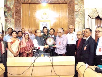 Hon’ble President of Bangladesh Zillur Rahman rendering crest to  Campus Delegates in appriciation of nation building activities of Campus at State House `Bangabhaban’ (2009) 