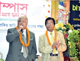 Former Minister Barrister Nazmul Huda is singing in a cultural program, arranged in Campus office (2013) 