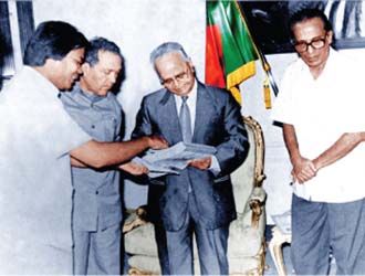 Campus Editor is handing over publications of Campus to Hon’ President  of Bangladesh Mr. Abdur Rahman Biswas at Bangabhaban. Two advisors of Campus Eminent Editor Sanaullah Noori (in middle) and veteran  Educationist Prof. Dr. Ashraf Siddiqui (right) were present (1994)